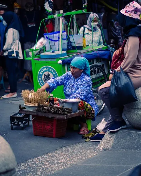 Pedagang kaki lima menata dagangan di Yogyakarta